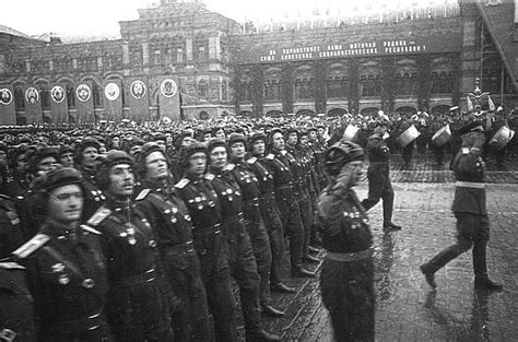 1945年苏联卫国战争胜利大阅兵旧照，朱可夫骑着白色战马检阅苏军_新浪新闻