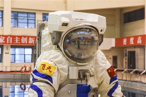 宇航员平时都怎么训练的揭秘能让航天员水下失重的中性浮力实验_腾讯视频