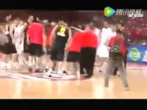 中国男篮与巴西男篮打架斗殴事件回顾，朱芳雨使出组合拳~视频_新视网