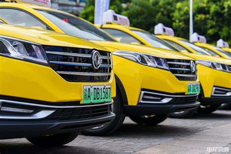 重庆首批百台睿蓝枫叶60S巡游出租车正式投入运营__凤凰网