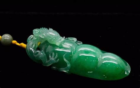 四川产出的一块雅安绿，和翡翠极像，拍卖最高价格470000元|拍卖|雅安|翡翠_新浪新闻