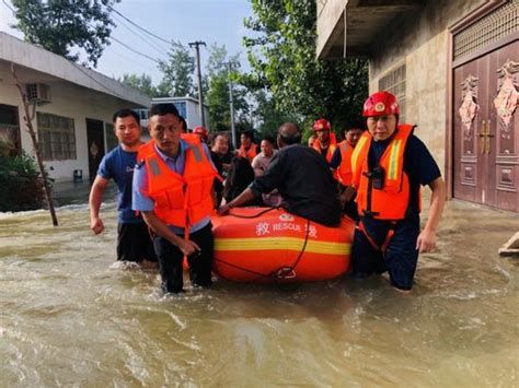 洪水中救下近70名硕博的“铲车英雄”，找到了！_京报网