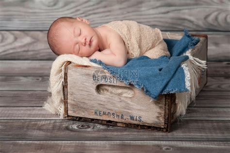 一周前刚出生的婴儿男孩睡在肚子上高清图片下载-正版图片502570360-摄图网