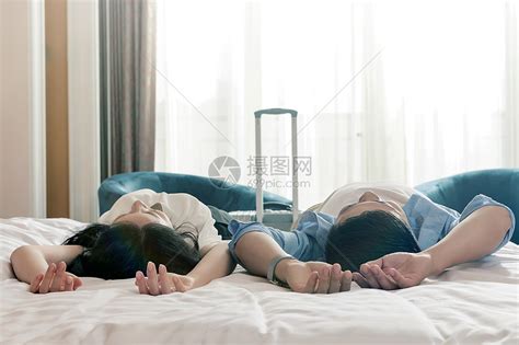 躺在旅馆床上休息的都市青年高清图片下载-正版图片502054057-摄图网