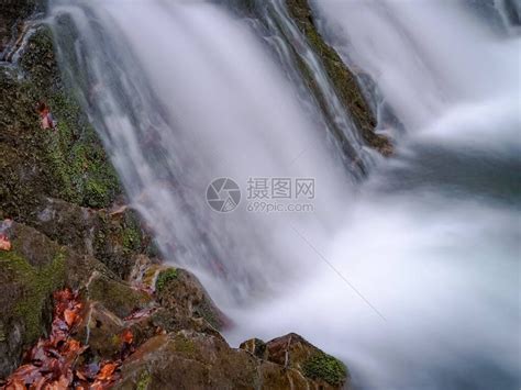 春天山林中的风雨如磐的瀑布高清图片下载-正版图片506464020-摄图网