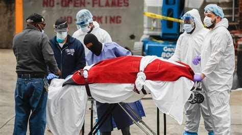 美国疫情死亡人数超6万 政府再订购10万尸袋准备“最坏情况”_凤凰网