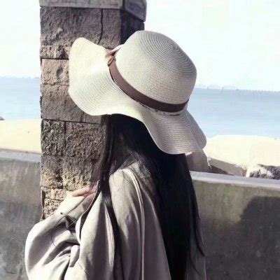 非主流头像女生背影戴帽子