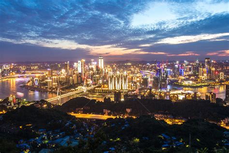 2021是欣赏重庆市夜景的最佳地点之一，由于是从半山腰俯瞰，所以可以看到整个重庆灯火辉煌的一幕，值得推荐游玩_南山一棵树观景台-评论-去哪儿攻略