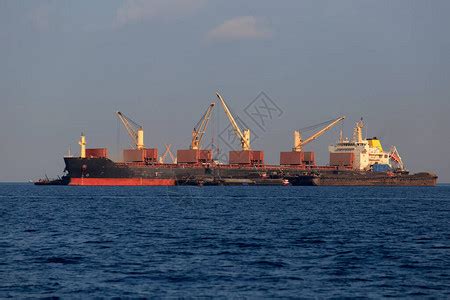 国际集装箱货船在海洋货运航运航海船舶高清图片下载-正版图片506523872-摄图网