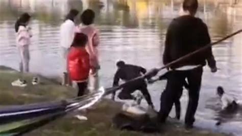 湖南一男童河边游玩不慎溺水，被路人救起脱险，目击者：救人者手机都没掏出来，就跳入水中_肖先生_男孩_上岸
