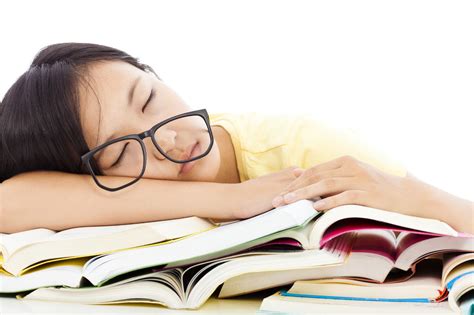 疲倦的学生戴眼镜睡在图书馆的书上的那个姑娘图片下载 - 觅知网
