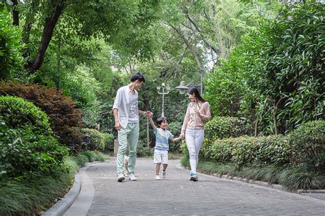 一家人公园牵手散步高清图片下载-正版图片500933471-摄图网