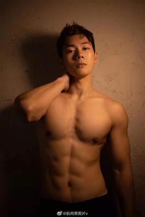 台湾帅哥解放肌肉，俏皮中带著满满的性感 – Moses-media
