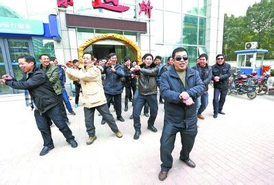 农民工讨薪成功再跳骑马舞 已领到20万工钱（图）_滚动新闻_温州网