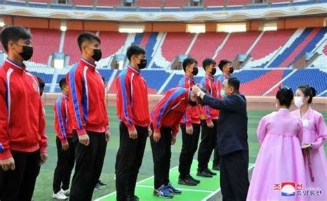 朝鲜奥运会运动员归国 称要报答金正恩(组图) - 青岛新闻网