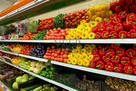 超市、农贸市场货架上的新鲜有机蔬菜和水果。健康食品的概念。维生素和矿物质。西红柿，辣椒，黄瓜，蘑菇，西葫芦照片摄影图片_ID ...