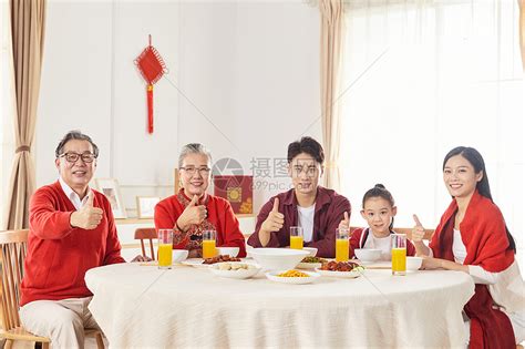 春节一家人聚餐点赞形象高清图片下载-正版图片501699990-摄图网