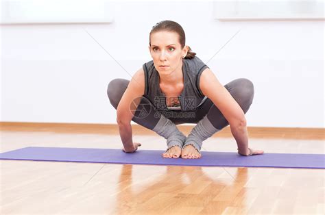 在体育馆做伸展瑜伽锻炼的妇女体操调解俱乐部娱乐力量身体女性专注火车活力高清图片下载-正版图片321584788-摄图网