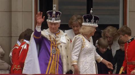 英媒：女王去世后白金汉宫降半旗，民众聚集在门前唱起国歌_凤凰网