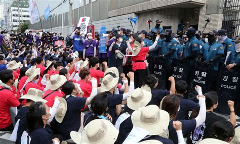 韩国数百民众日本总领馆前抗议 与警察激烈冲突_手机新浪网