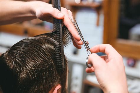 正在给客人剪头发的理发师高清图片下载-正版图片502090997-摄图网