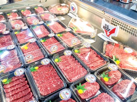 生鲜牛肉白天牛里脊肉厨房烹饪摄影图配图高清摄影大图-千库网