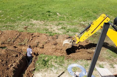 挖掘机为管道挖沟开挖高清图片下载-正版图片505656071-摄图网