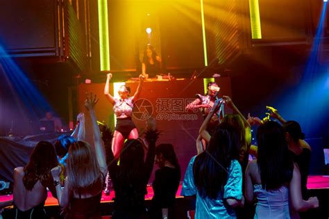 一群人在迪斯科夜总会跳舞高清图片下载-正版图片306615027-摄图网