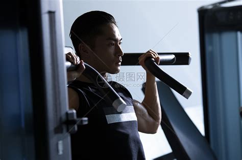 在健身房爱好健身的男女青年高清图片下载-正版图片502335582-摄图网