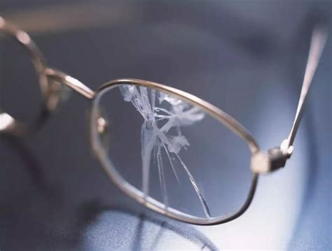 眼镜镜片碎了图片,镜片碎裂图片,眼镜镜片摔碎图片_大山谷图库