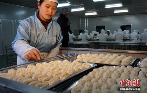 探访手工饺子厂 女工每天包出4000只饺子_新闻中心_中国网