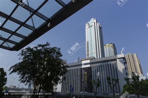 武汉中心大厦主体破300米 成华中在建第一高楼_湖北频道_凤凰网