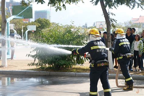 学校组织微型消防站人员培训演练