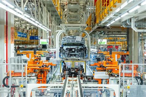国内生产规模最大的纯电动汽车工厂将投产，采用上千台机器人 ...