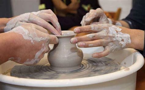 陶瓷行业深度报告：先进陶瓷是新材料领域最具潜力赛道（下） （报告出品方： 华安证券 ）3 先进陶瓷正逐步推动诸多高技术领域的发展先进陶瓷已逐步 ...
