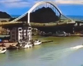 台湾“南方澳跨港大桥”坍塌 2船9人落海__凤凰网