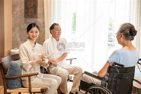 中医养生馆员工服务老年夫妻高清图片下载-正版图片501630774-摄图网