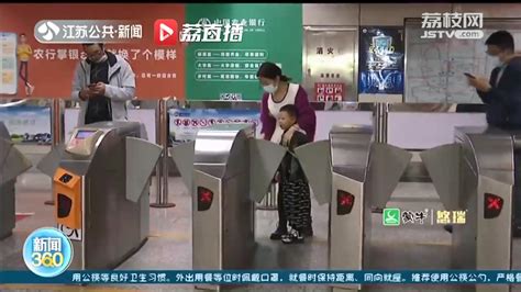 天津一家长接男孩放学乘坐地铁回家男孩在拥挤的地铁上躺着占俩座-爱卡汽车网论坛