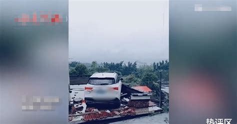 四川宜宾宜威路发生垮坡 落石砸中一辆小车！_社会_长沙社区通