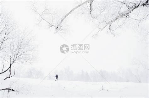 穿着温暖衣服的欧洲年轻人在户外雪地上做雪人高清图片下载-正版图片402368699-摄图网