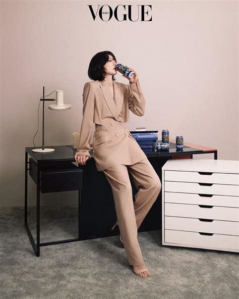韩国女艺人裴斗娜拍《vogue》杂志写真秀美腿