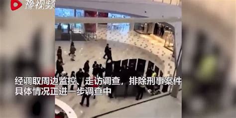成都一女子IFS商场内坠楼，警方：从6楼坠落于3楼，正在救治中(含视频)_手机新浪网