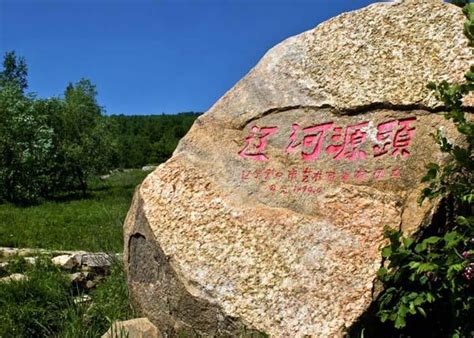 嶂石岩：国家级风景名胜区，位于石家庄西南的赞皇县境内（到赞皇县城52公里），距河北省省会石家庄市区约110公里，是太行山森林公园精华所在。