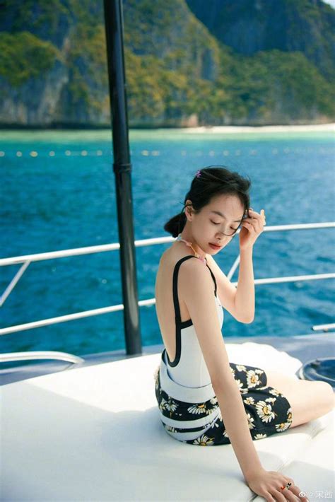 宋茜晒泳装照海边玩水秀长腿 白皙美背身姿曼妙——上海热线娱乐频道
