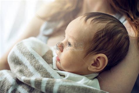 快乐有爱心的母亲在卧室里抱着男婴母柔情与家庭高清图片下载-正版图片505068863-摄图网