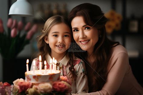母亲和女儿欢庆生日高清图片下载-正版图片600759009-摄图网