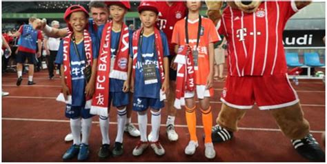 足球 | 拜仁抵达上海感受中国球迷热情 外滩灯光秀欢迎德甲冠军