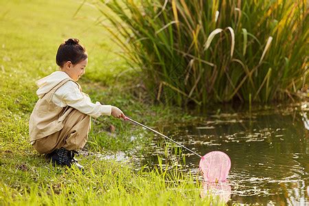 小女孩在河边捞鱼高清图片下载-正版图片506954018-摄图网
