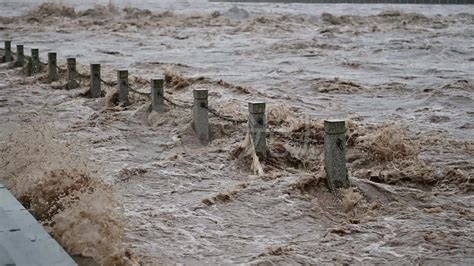 实拍广西南宁山洪爆发瞬间：洪水途经路线 人、车都被冲着走|南宁市|山洪|洪水_新浪新闻