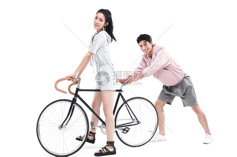 骑车背景分离成年人青年情侣骑自行车高清图片下载-正版图片501981156-摄图网